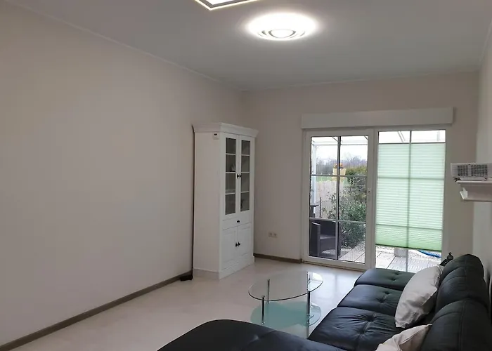 Mit Sommerpool, Terrasse Und Glashaus *