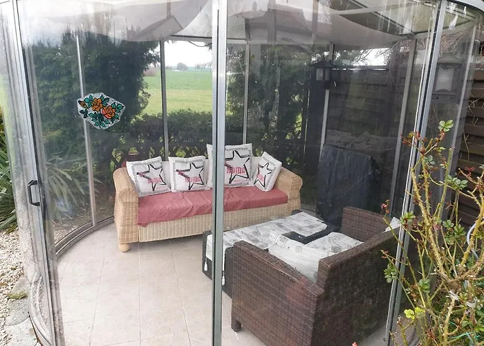 Mit Sommerpool, Terrasse Und Glashaus بيت للعطل *